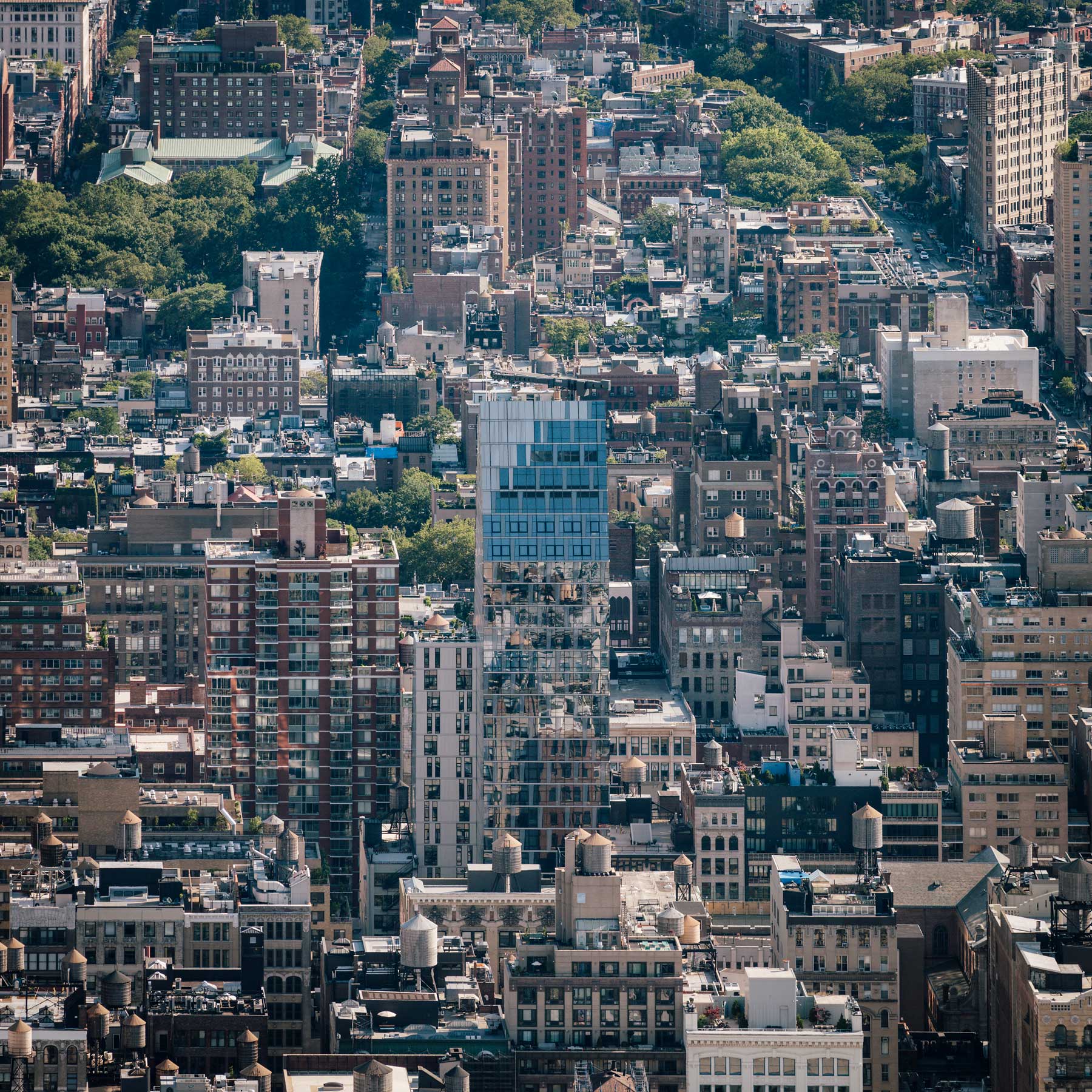 La fachada inclinada del edificio 35XV, realizada con WICONA, nueva